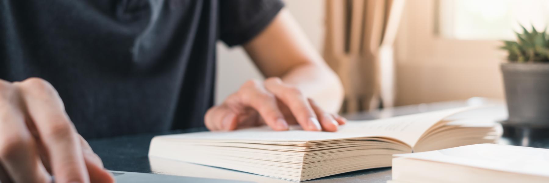 Mann, der am Computer die Bibel studiert